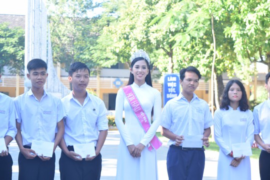 Hoa hậu Trần Tiểu Vy dự buổi chào cờ ở trường cũ - Ảnh 4.