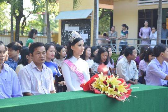 Hoa hậu Trần Tiểu Vy dự buổi chào cờ ở trường cũ - Ảnh 3.