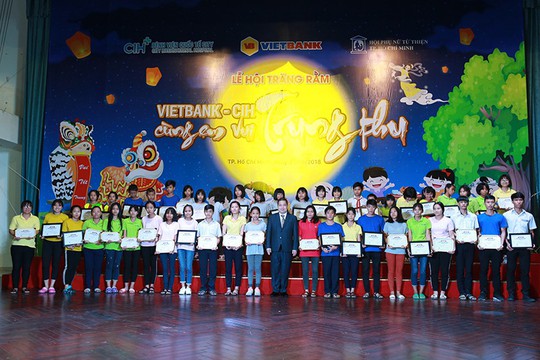 Trung thu 2018: Vietbank trao học bổng cho trẻ em mái ấm - Ảnh 1.