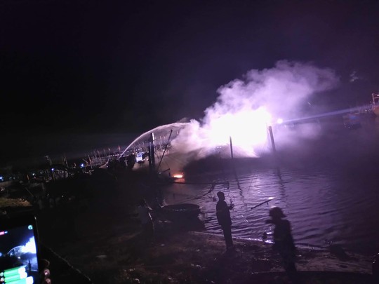 Quảng Nam: Tàu cá lại cháy trong đêm, thiệt hại tiền tỉ - Ảnh 1.