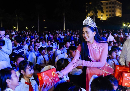 Hoa hậu Trần Tiểu Vy vui trung thu cùng trẻ em Quảng Nam - Ảnh 2.