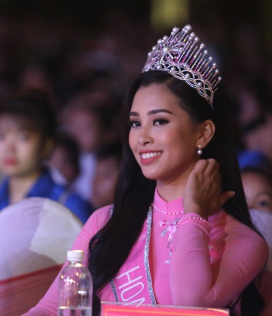 Hoa hậu Trần Tiểu Vy vui trung thu cùng trẻ em Quảng Nam - Ảnh 4.