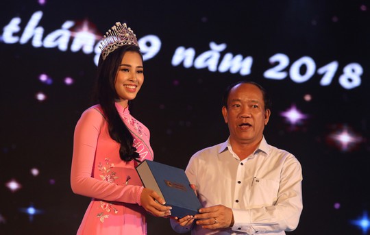 Hoa hậu Trần Tiểu Vy vui trung thu cùng trẻ em Quảng Nam - Ảnh 10.