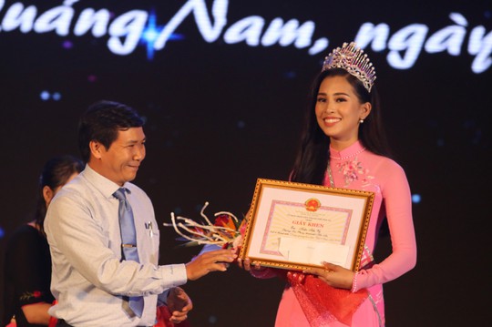 Hoa hậu Trần Tiểu Vy vui trung thu cùng trẻ em Quảng Nam - Ảnh 8.