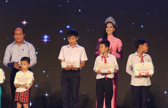 Hoa hậu Trần Tiểu Vy vui trung thu cùng trẻ em Quảng Nam - Ảnh 5.