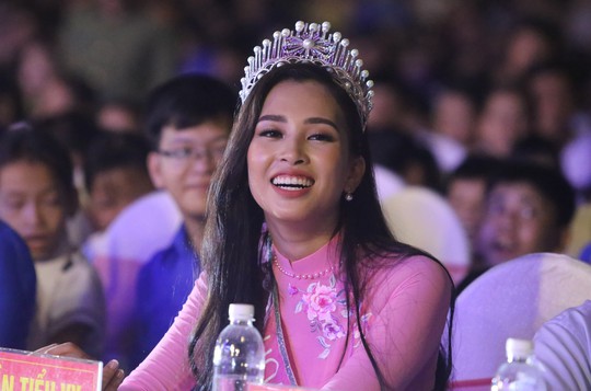 Hoa hậu Trần Tiểu Vy vui trung thu cùng trẻ em Quảng Nam - Ảnh 1.