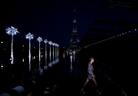 Dàn người mẫu lướt trên nước dưới chân tháp Eiffel - Ảnh 1.