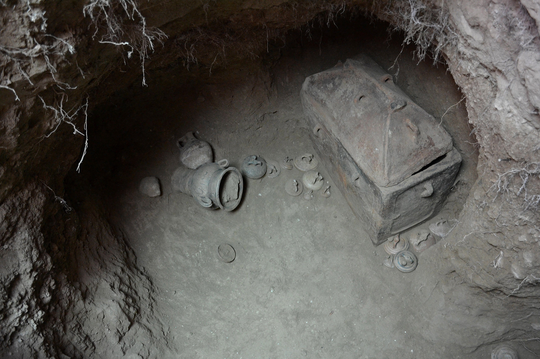 Ô tô sụp hố, lọt xuống mộ cổ 3.400 năm - Ảnh 1.