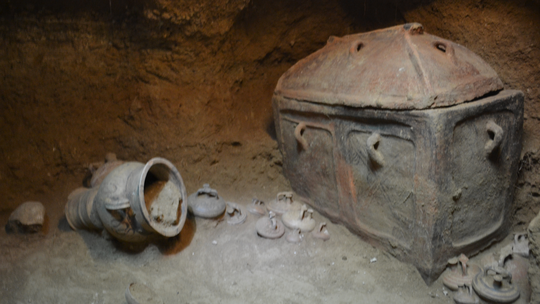 Ô tô sụp hố, lọt xuống mộ cổ 3.400 năm - Ảnh 3.