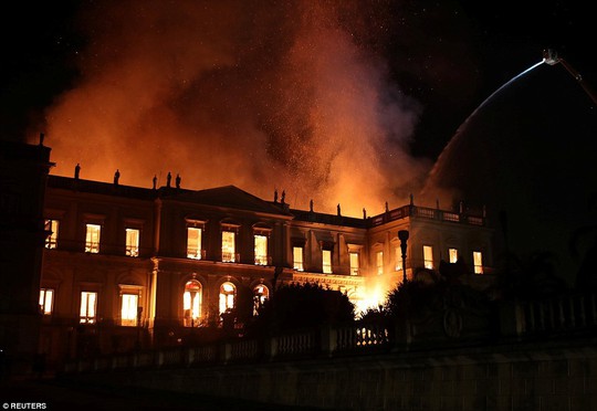 Cháy dữ dội bảo tàng trên 200 năm tuổi, chứa 20 triệu hiện vật - Ảnh 8.