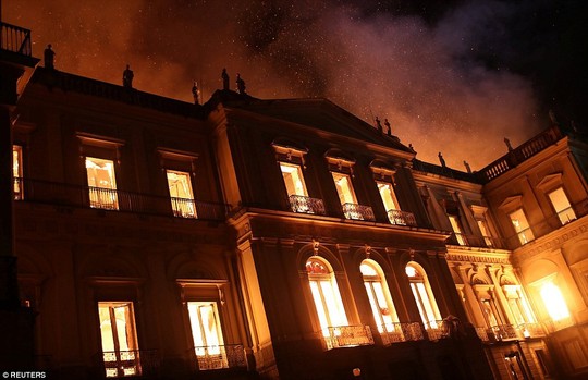 Cháy dữ dội bảo tàng trên 200 năm tuổi, chứa 20 triệu hiện vật - Ảnh 7.