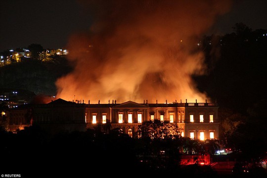 Cháy dữ dội bảo tàng trên 200 năm tuổi, chứa 20 triệu hiện vật - Ảnh 4.
