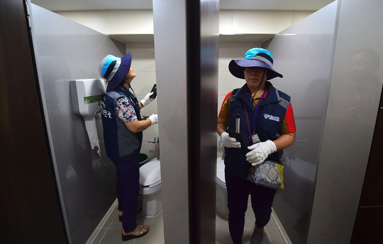 Hàn Quốc tăng cường kiểm tra nhà vệ sinh, bài trừ nạn quay lén - Ảnh 1.