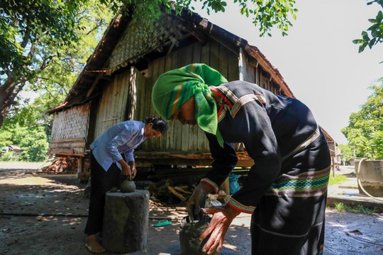 Cưỡi voi, chèo thuyền độc mộc trên hồ nước ngọt lớn nhất Tây Nguyên - Ảnh 9.