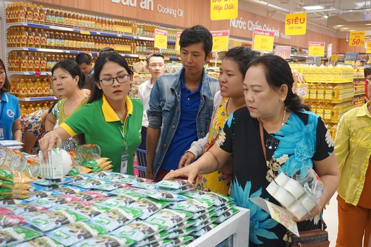 Khuyến mãi lớn, Co.opmart Tân Châu thu hút đông đảo khách hàng đến mua sắm - Ảnh 2.