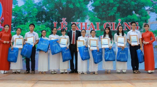 Sacombank trao 3,9 tỉ đồng học bổng ươm mầm ước mơ - Ảnh 1.