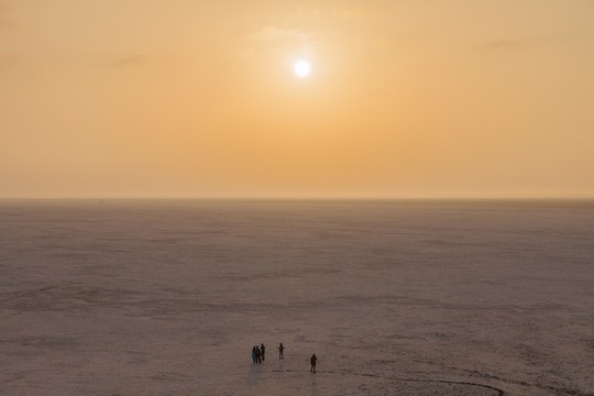 Hình ảnh siêu thực ở sa mạc muối khổng lồ của Ấn Độ - Ảnh 4.