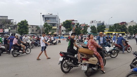 Hà Nội: Người dân nhà cao tầng chạy xuống đường vì động đất - Ảnh 1.