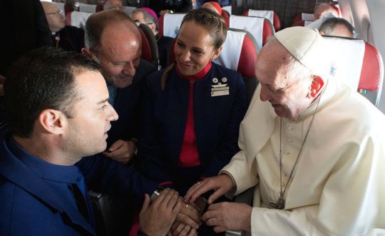 Giáo hoàng Francis chủ trì hôn lễ “lịch sử” trên máy bay - Ảnh 2.