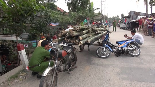 An Giang: Chở tre nhọn ngoài đường, gây chết oan 1 người Chở tre nhọn ngoài đường, gây chết oan 1 người - Ảnh 1.