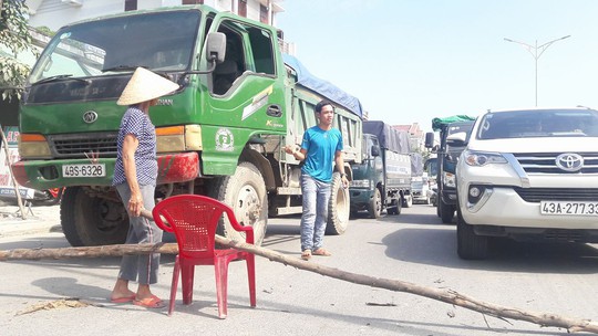 Dân rào đường phản đối xe tải chở đất gây ô nhiễm - Ảnh 3.