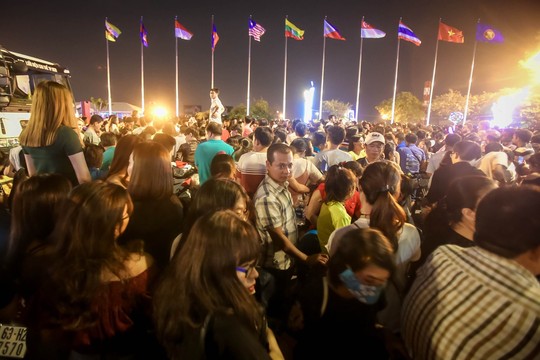 Người dân TP HCM mãn nhãn với pháo hoa  mừng năm mới 2018 - Ảnh 3.