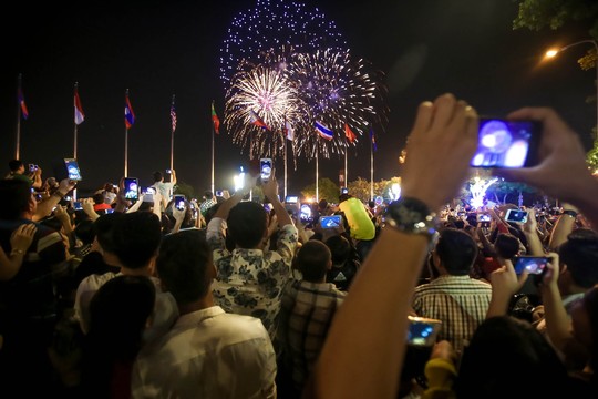Người dân TP HCM mãn nhãn với pháo hoa  mừng năm mới 2018 - Ảnh 5.