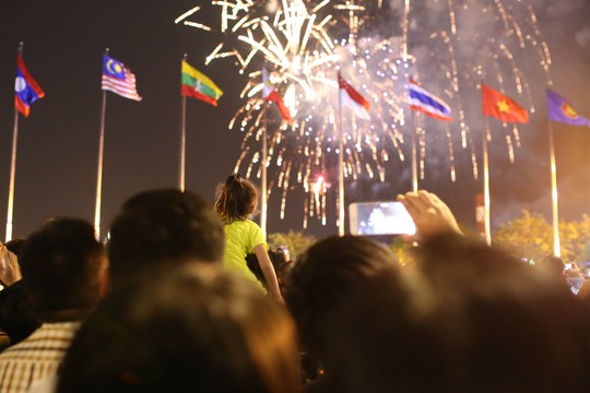 Người dân TP HCM mãn nhãn với pháo hoa  mừng năm mới 2018 - Ảnh 6.