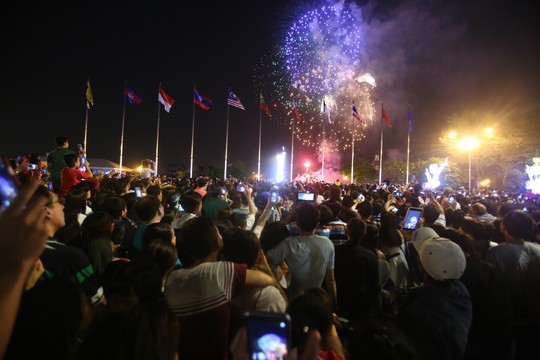 Người dân TP HCM mãn nhãn với pháo hoa  mừng năm mới 2018 - Ảnh 7.