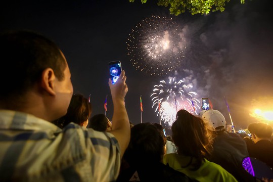 Người dân TP HCM mãn nhãn với pháo hoa  mừng năm mới 2018 - Ảnh 4.