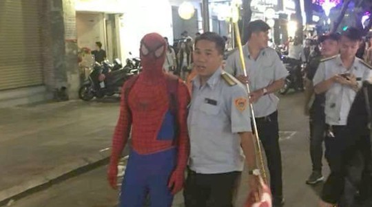Tranh cãi việc bắt người nhện ở phố đi bộ Nguyễn Huệ - Ảnh 1.