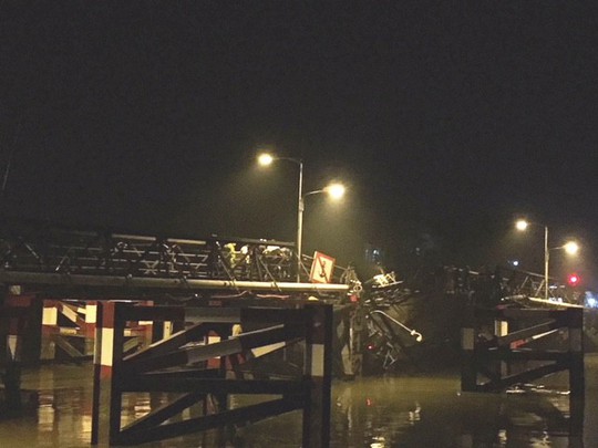 Sập cầu Long Kiển, xe ben và xe máy rớt xuống sông - Ảnh 2.