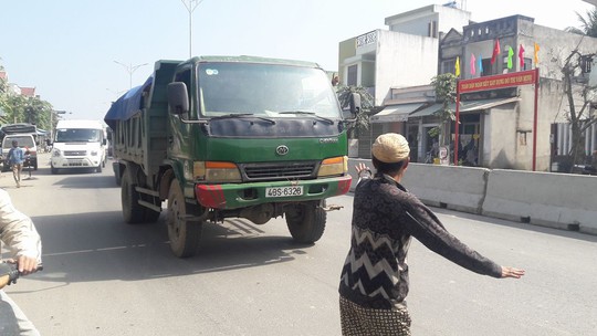 Dân rào đường phản đối xe tải chở đất gây ô nhiễm - Ảnh 4.
