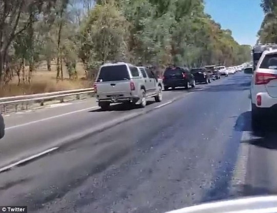 Úc:Nắng nóng tới nỗi chảy nhựa cả 10 km đường cao tốc - Ảnh 1.