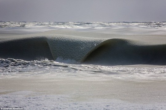 Sóng biển đóng băng trong đợt lạnh kỷ lục ở Mỹ - Ảnh 2.