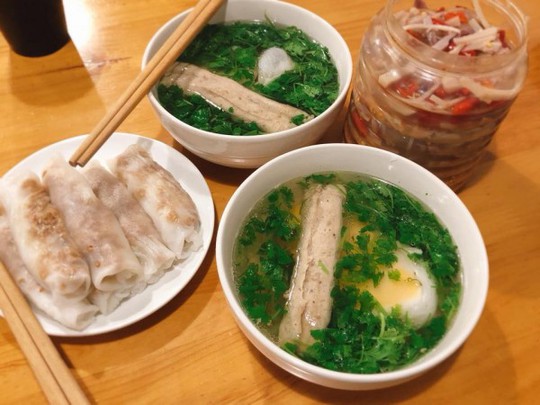 Đặc sản bánh cuốn canh Cao Bằng ‘gây sốt’ ở Hà Nội - Ảnh 2.