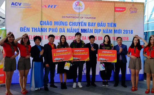 Vietjet tưng bừng chào đón những hành khách đầu tiên năm 2018 - Ảnh 11.