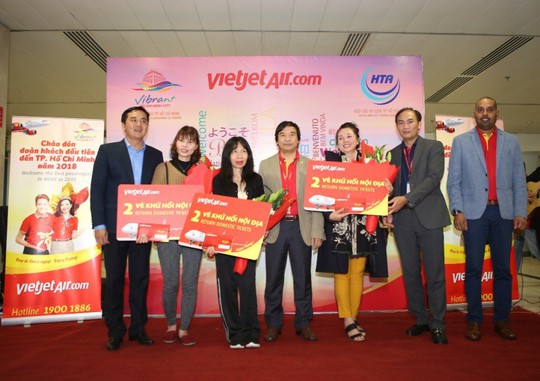 Vietjet tưng bừng chào đón những hành khách đầu tiên năm 2018 - Ảnh 3.