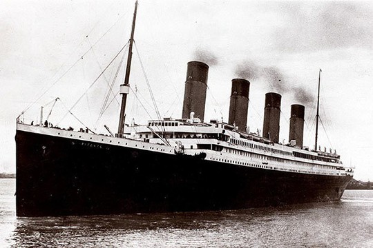 Nhiều người Mỹ tò mò đi thăm tàu Titanic chìm 100 năm dưới biển - Ảnh 1.