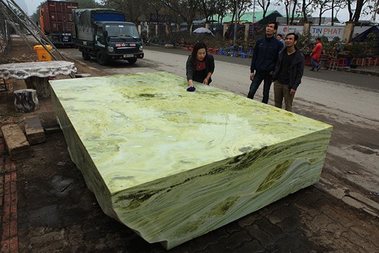 Tấm phản đá xanh ngọc nguyên khối nặng 14 tấn xuất hiện ở Hà Nội - Ảnh 1.