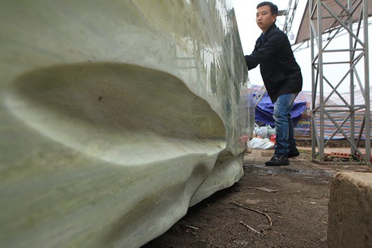 Tấm phản đá xanh ngọc nguyên khối nặng 14 tấn xuất hiện ở Hà Nội - Ảnh 8.