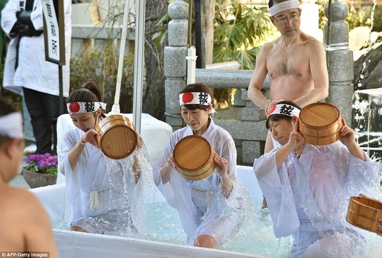 Người Nhật tắm nước đá đầu năm để lấy may - Ảnh 5.