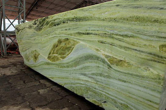 Tấm phản đá xanh ngọc nguyên khối nặng 14 tấn xuất hiện ở Hà Nội - Ảnh 13.