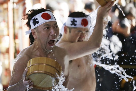 Người Nhật tắm nước đá đầu năm để lấy may - Ảnh 6.