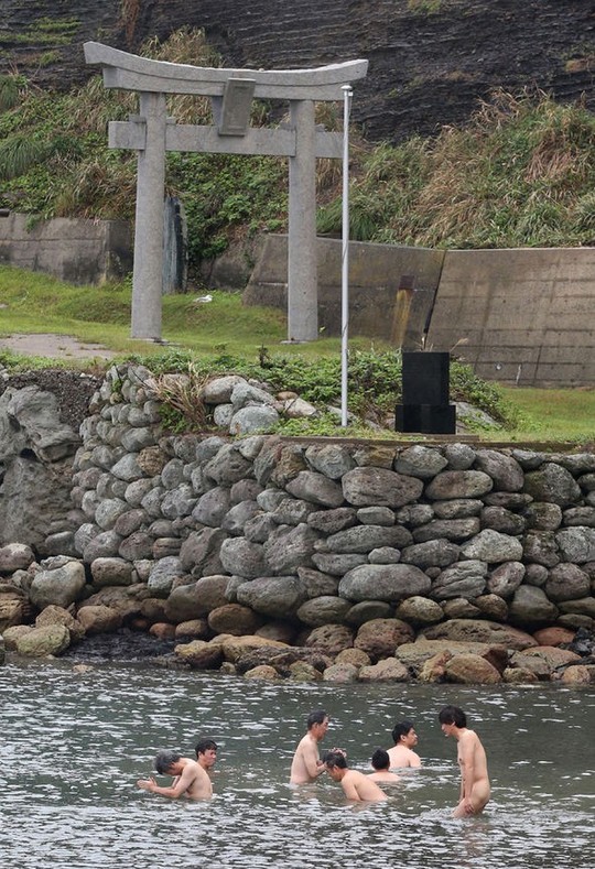 Bí mật trên hòn đảo cấm tiệt phụ nữ ở Nhật Bản - Ảnh 2.