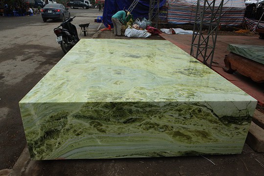 Tấm phản đá xanh ngọc nguyên khối nặng 14 tấn xuất hiện ở Hà Nội - Ảnh 2.