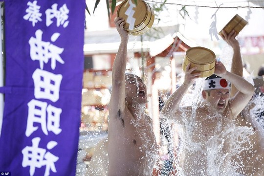Người Nhật tắm nước đá đầu năm để lấy may - Ảnh 9.
