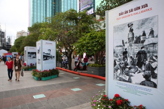 Ngắm Sài Gòn 320 năm qua ảnh tại phố đi bộ Nguyễn Huệ - Ảnh 1.