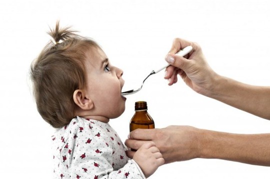 Những sai lầm cha mẹ thường mắc phải khi cho trẻ dùng thuốc - Ảnh 1.