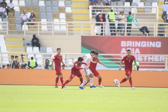 Clip: Công Phượng bỏ lỡ cơ hội đẹp, Việt Nam thua Iran 0-2 - Ảnh 2.